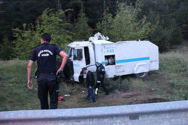 Başbakan’ın Mitinginden Dönen Toma Kaza Yaptı: 2 Polis Yaralı