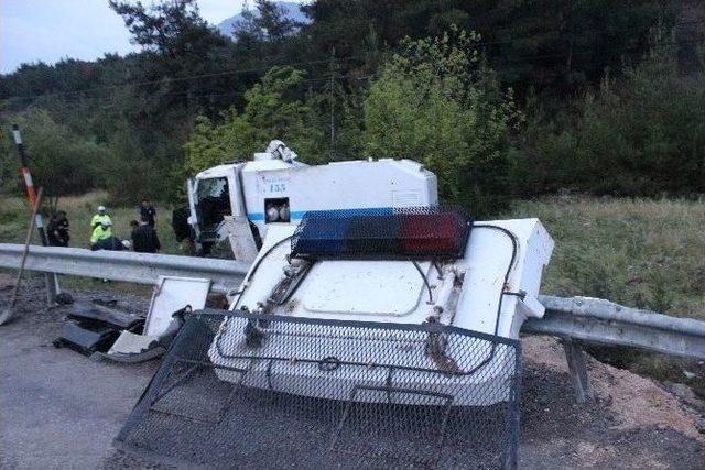 Başbakan’ın Mitinginden Dönen Toma Kaza Yaptı: 2 Polis Yaralı