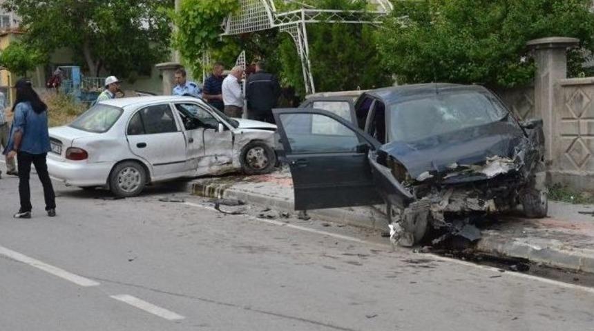 Karaman&rsquo;da İki Otomobil &Ccedil;arpıştı: 5 Yaralı