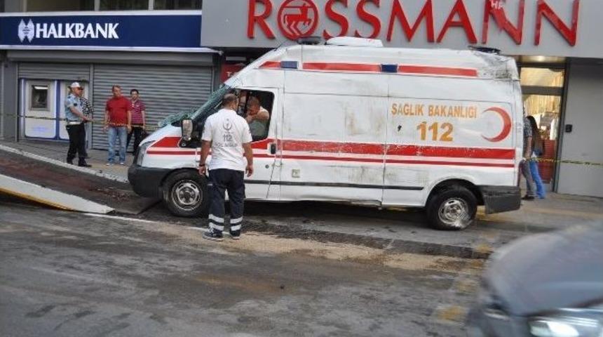 İzmir&rsquo;de Ambulans Otomobille &Ccedil;arpıştı: 6 Yaralı