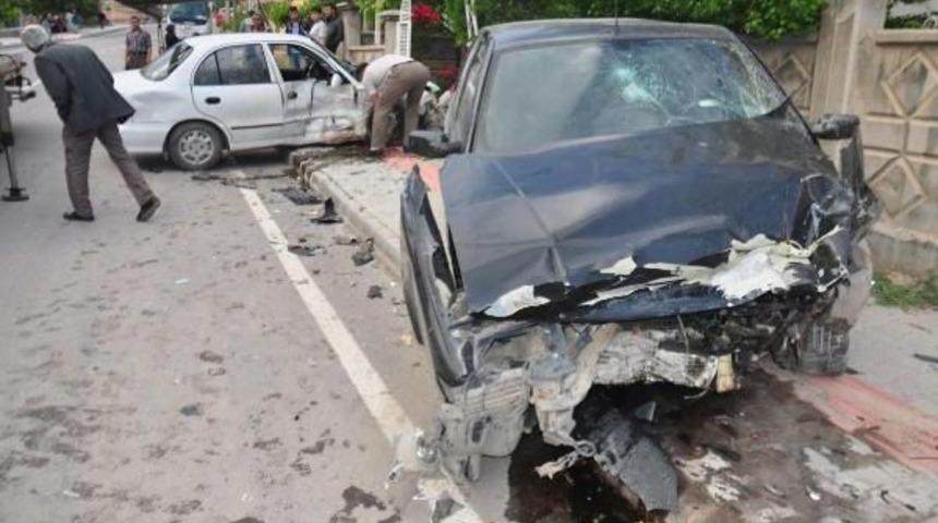 İki Otomobil &Ccedil;arpıştı: 5 Yaralı