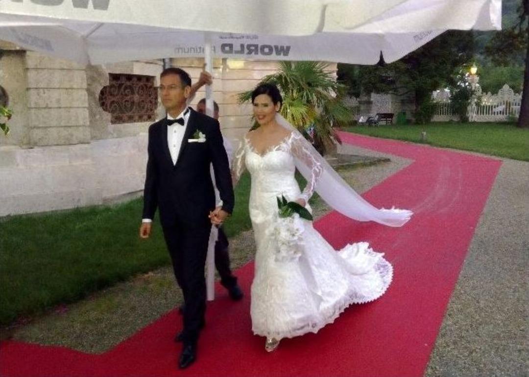 &Uuml;nl&uuml; Sunucu Ebru Gediz İş Adamı Faik &Ouml;ztun&ccedil; İle D&uuml;nyaevine Girdi