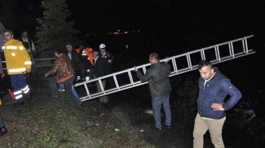 Irmağa U&ccedil;an Kamyonetteki 5 Kişi Itfaiye Tarafından Kurtarıldı