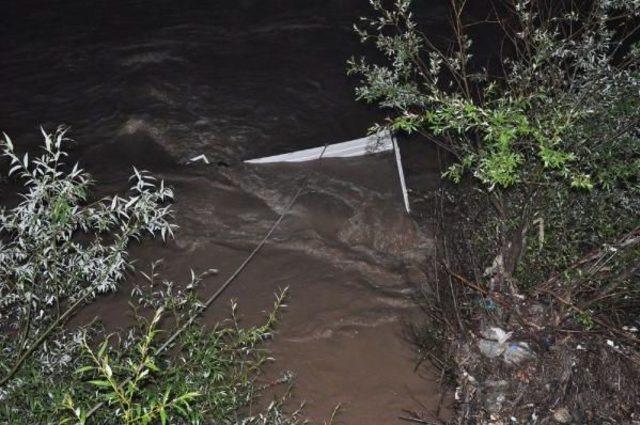 Irmağa Uçan Kamyonetteki 5 Kişi Itfaiye Tarafından Kurtarıldı