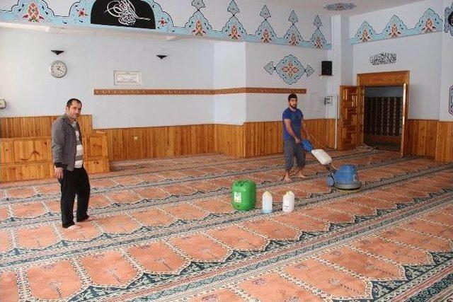 Oltu’da Ramazan Öncesi Cami Temizliği