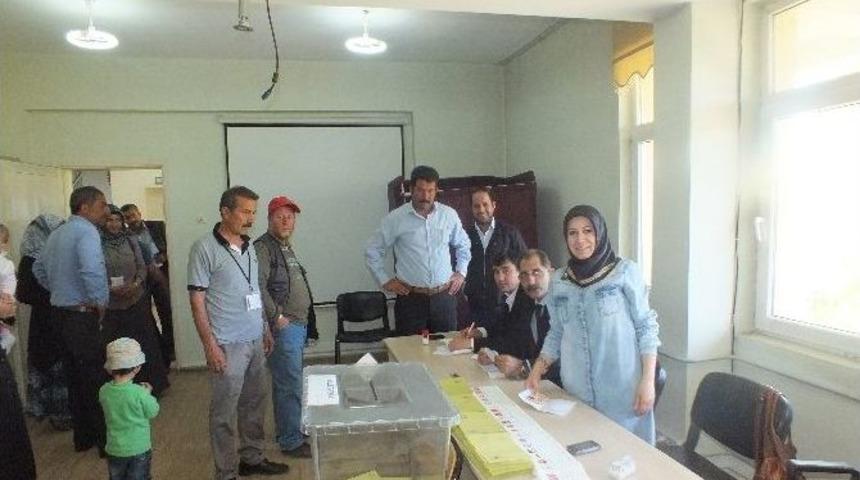 Malazgirt&rsquo;e Se&ccedil;menler Oylarını Kullanmaya Başladı