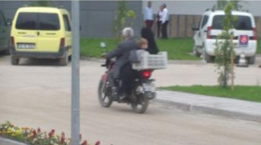 Motosikletin Sepetinde Tehlikeli Yolculuk