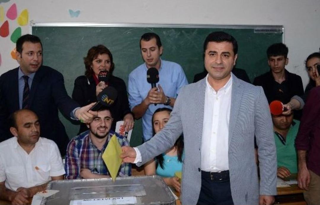 Hdp Genel Başkanı Demirtaş, Oyunu Kullandı