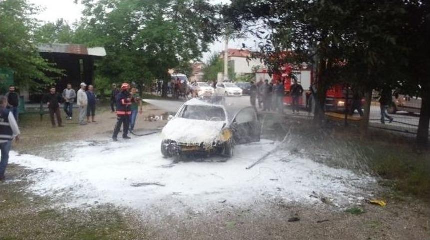 Kaza Yapan Otomobil Alev Topuna Döndü