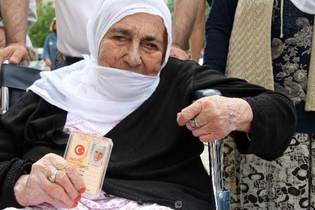 (&ouml;zel) 93 Yaşındaki Fatma Ninenin Oy Kullanma &Ccedil;ilesi