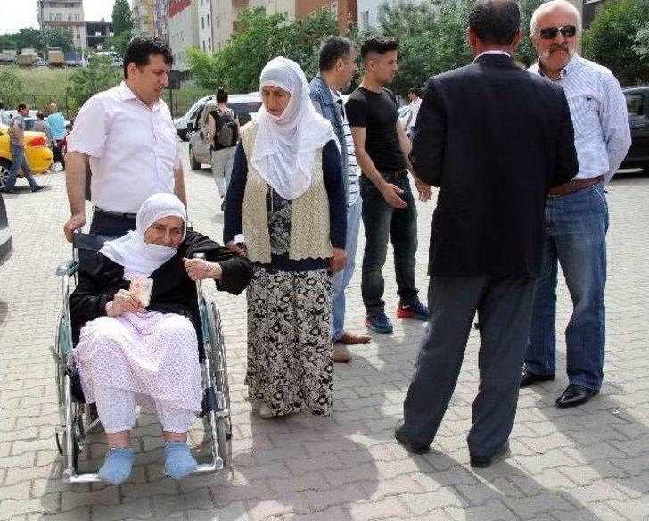 (özel) 93 Yaşındaki Fatma Ninenin Oy Kullanma Çilesi G1