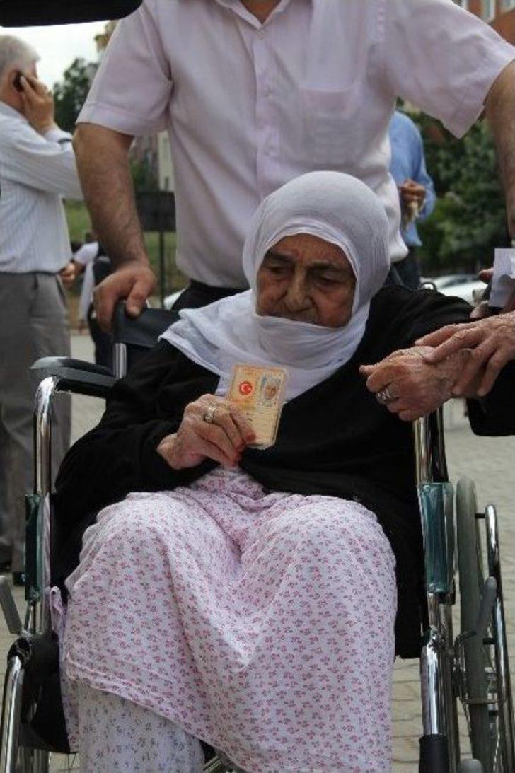 (özel) 93 Yaşındaki Fatma Ninenin Oy Kullanma Çilesi G5