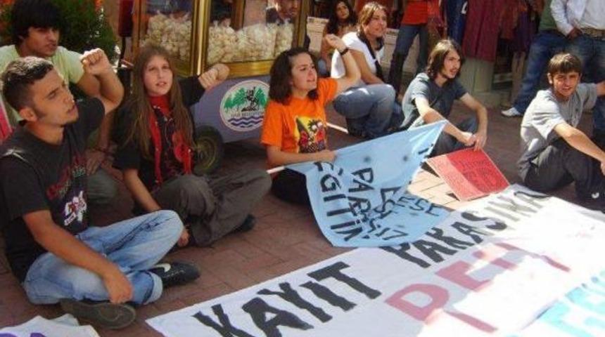 'kırmızı Fular'a Yine Iade Yok