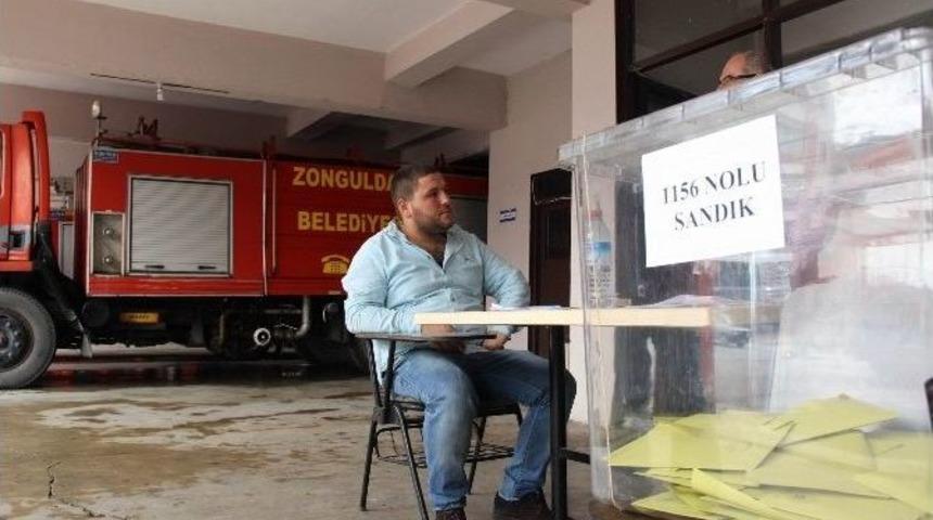 Oy Kullanmak İ&ccedil;in Herkes Okula, Onlar İtfaiyeye Koştu