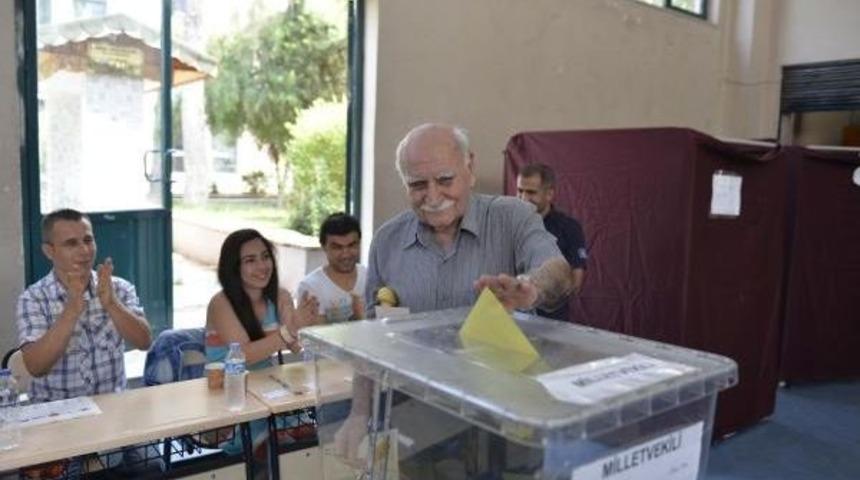 Adana'da Se&ccedil;ime Yoğun Katılım