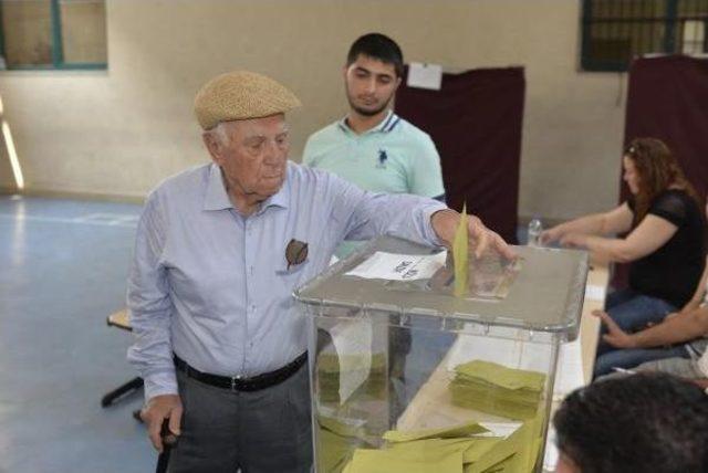 Adana'da Seçime Yoğun Katılım
