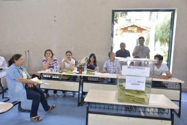 Adana da Se&ccedil;ime Yoğun Katılım 2