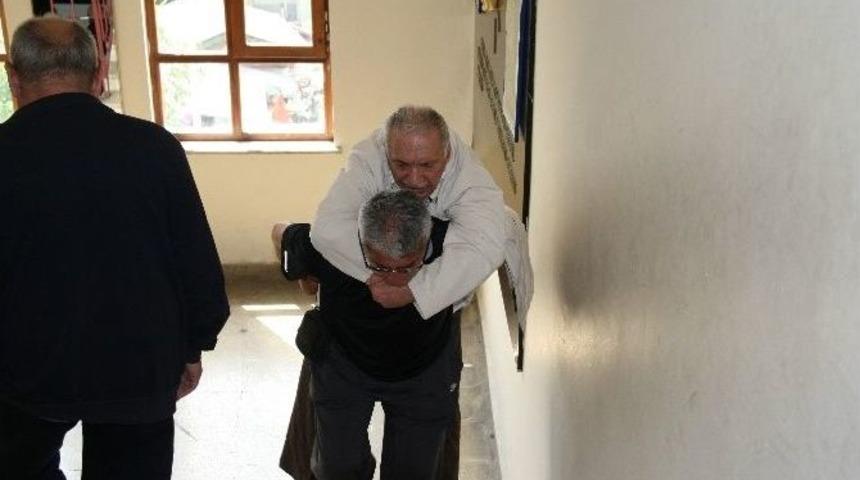 Sandık Başına Oğlunun Sırtında Gitti