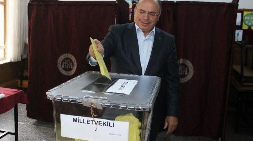 Muğla Valisi Amir &Ccedil;i&ccedil;ek Oyunu Kullandı