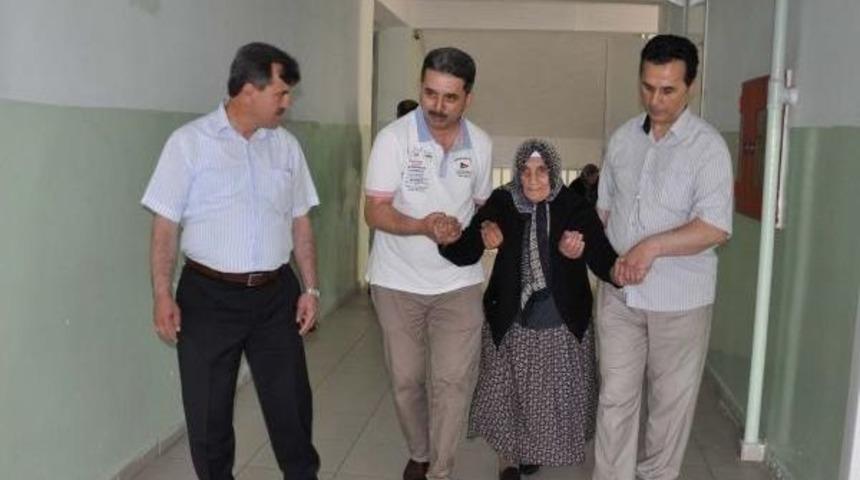 93 Yaşında &Ccedil;ocuklarının Kollarında Oy Kullanmaya Gitti