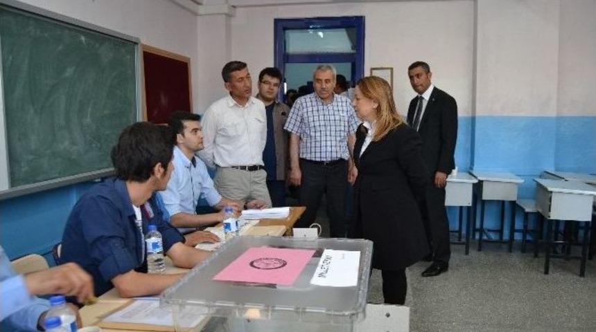 Ak Parti Genel Başkan Yardımcısı &Ccedil;alık, Oyunu Kullandı