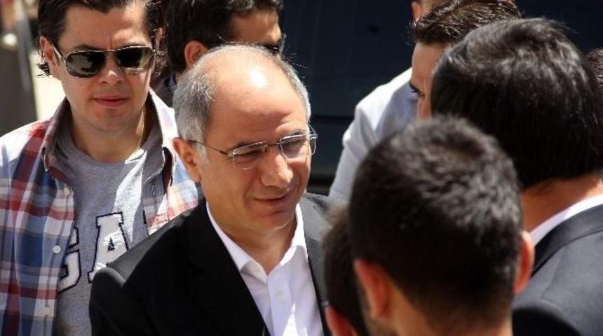 Eski İ&ccedil;işleri Bakanı Ala, Oyunu Erzurum&rsquo;da Kullandı