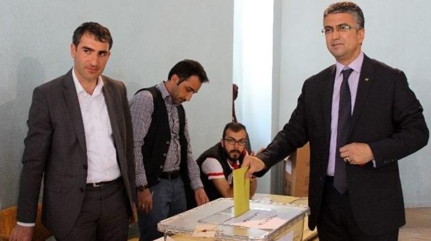 Kamil Aydın Ve Ahmet Anatepe Oylarını Kullandı