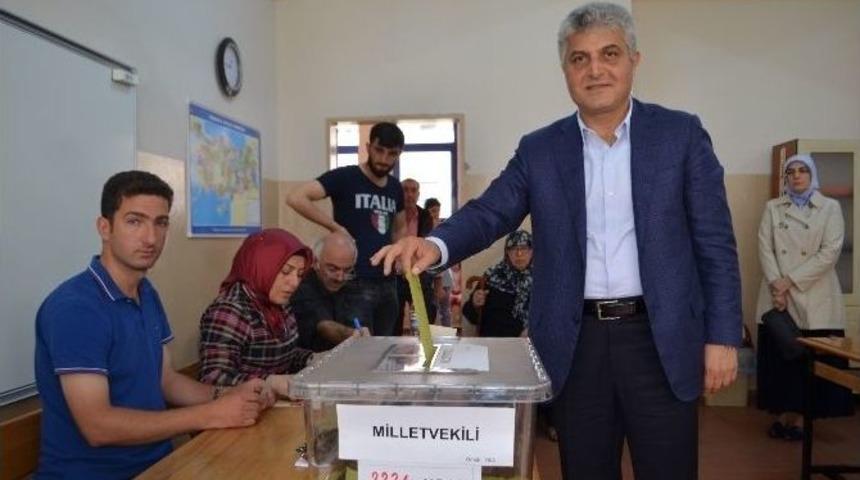 Başkan G&uuml;mr&uuml;k&ccedil;&uuml;oğlu Ve Ak Parti Milletvekili Adayları Oylarını Kullandılar