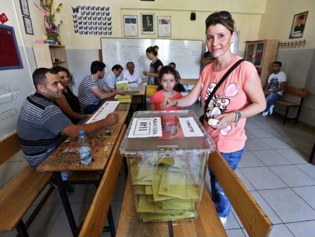 Antalya'da Gençler Sandığa Koştu