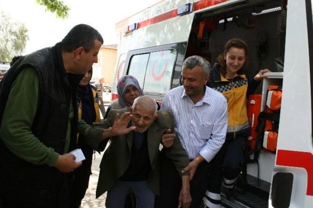 Engelli Gen&ccedil; Ve Dedesi Oy Kullanmaya Ambulansla Geldi
