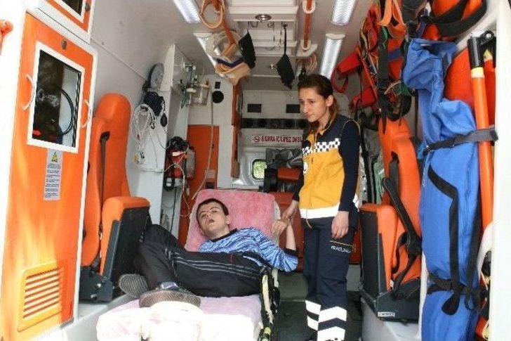 Engelli Genç Ve Dedesi Oy Kullanmaya Ambulansla Geldi G2