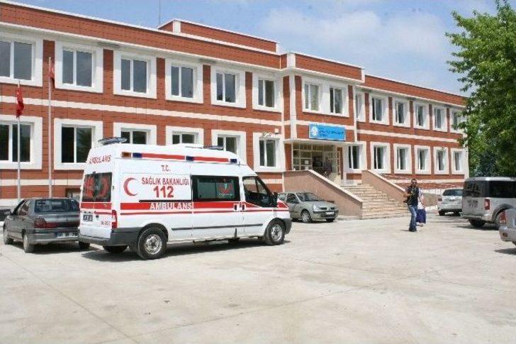 Engelli Genç Ve Dedesi Oy Kullanmaya Ambulansla Geldi G4