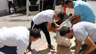 Evinin önünden çalınan motosikletini çuvallarla teslim aldı