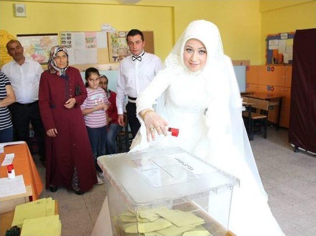 Özel Haber) Oy Kullanmaya Gelinliğiyle Geldi