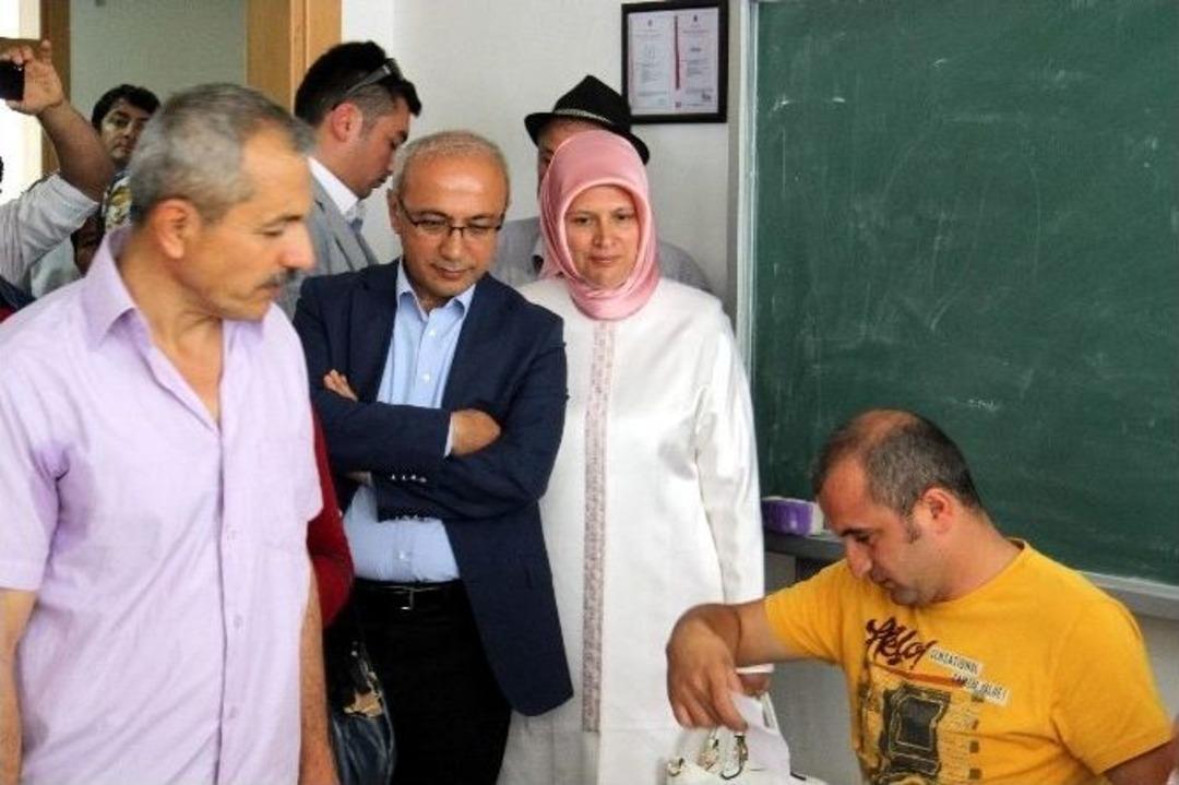 Ulaştırma Eski Bakanı Oy Kuyruğuna Girip Sırasını Bekledi