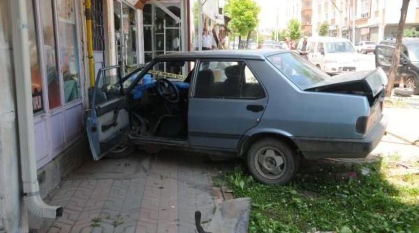 Sivas'ta Otomobil Apartmana Çarptı: 2 Yaralı