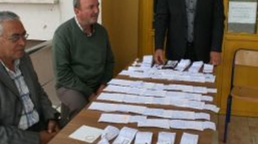 Se&ccedil;men Kağıtlarını Okul Girişinde Aldılar