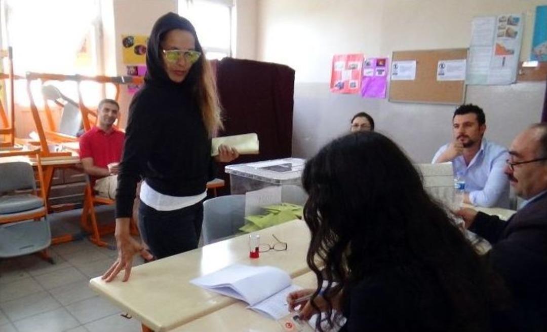 (&ouml;zel Haber) Oyunu Kullanan H&uuml;lya Avşar&rsquo;a &lsquo;imza&rsquo; Şoku