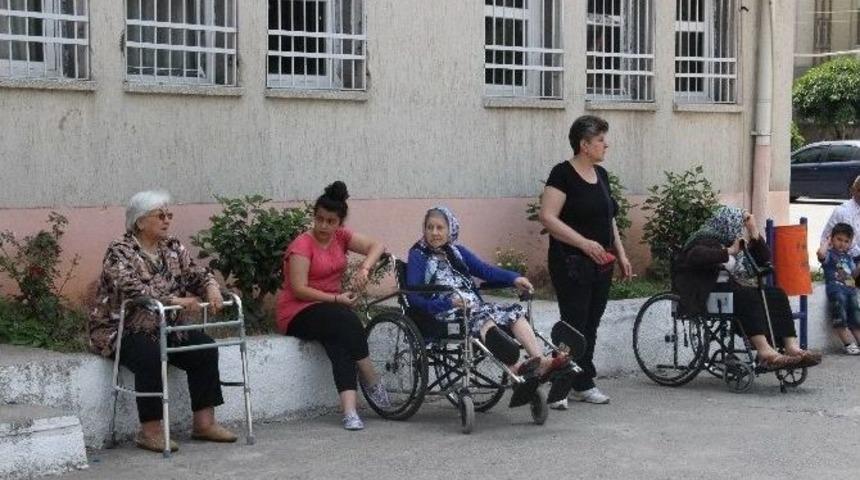 Engelli Ve Yaşlı Se&ccedil;menlere Kat Engeli