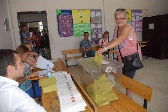 Fethiye’de Yaşayan Yabancı Uyruklu Vatandaşlarda Oy Kullandı
