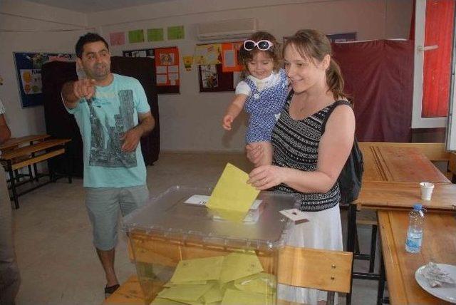 Fethiye’de Yaşayan Yabancı Uyruklu Vatandaşlarda Oy Kullandı