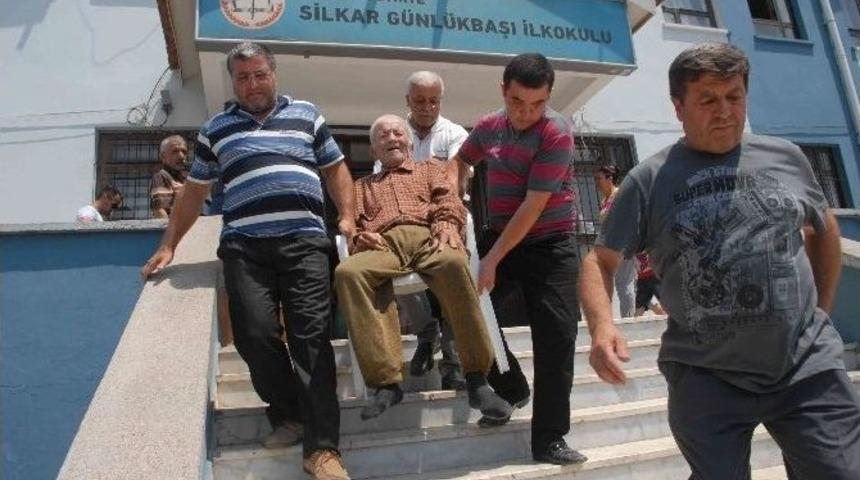 Sedyeyle Oy Vermeye Getirildi