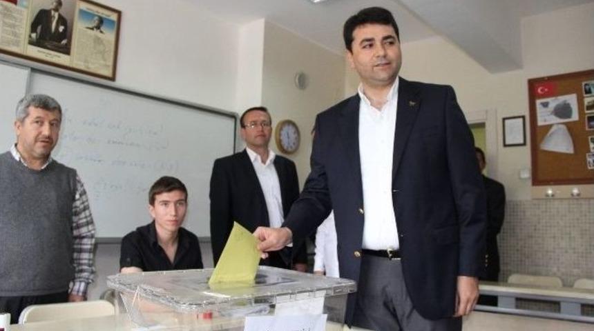 Dp Genel Başkanı Gültekin Uysal Oyunu Afyonkarahisar’da Kullandı