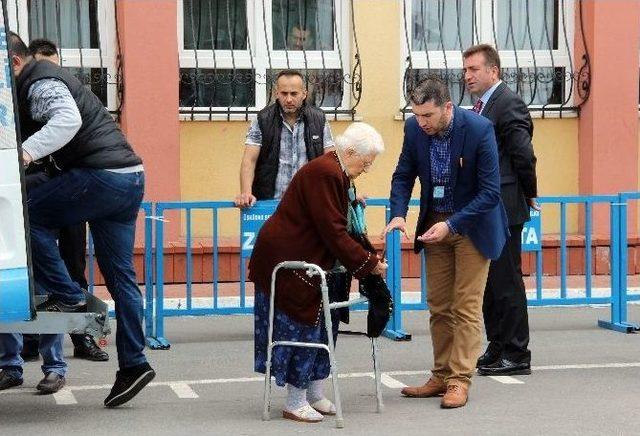 Engelli Ve Yaşlı Vatandaşlar Okullara Özel Tasarlanmış Araçlarla Taşındı