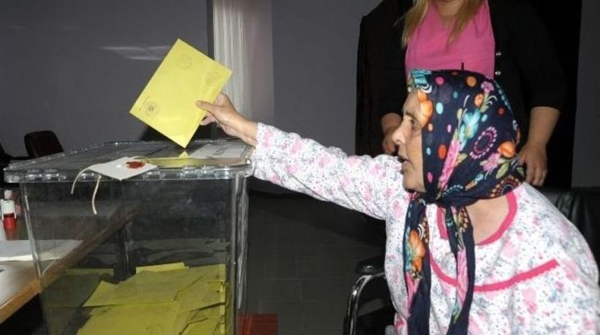 Bilecik&rsquo;te Huzurevi Yaşlılarının Se&ccedil;im Heyecanı