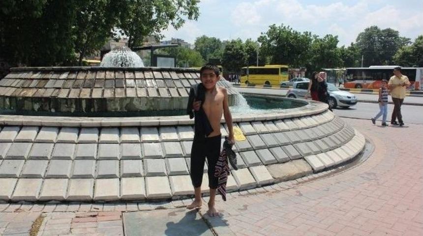 Sıcaktan S&uuml;s Havuzuna Girdiler