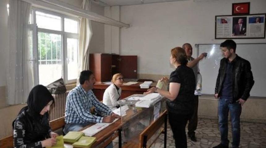 Sandık Kurulu Başkanı Oy Pusulalarını Evde M&uuml;h&uuml;rledi