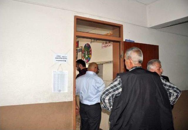 Sandık Kurulu Başkanı Oy Pusulalarını Evde M&uuml;h&uuml;rledi 3