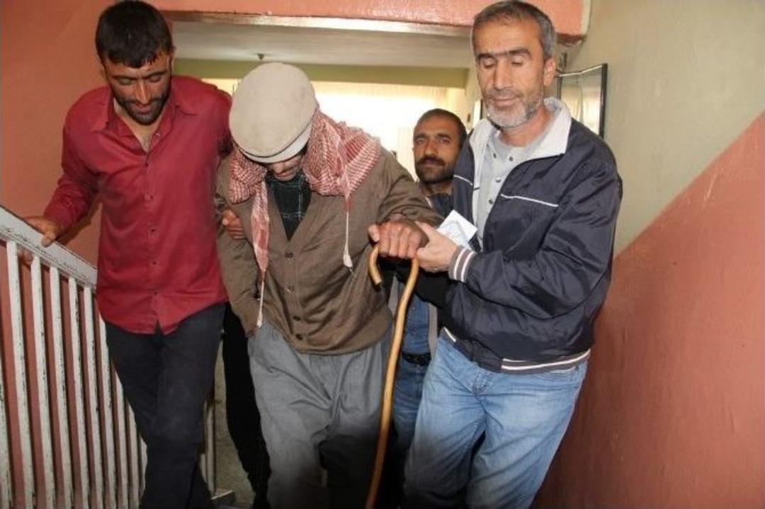 90 Yaşındaki Adam El &Uuml;st&uuml;nde Taşındı