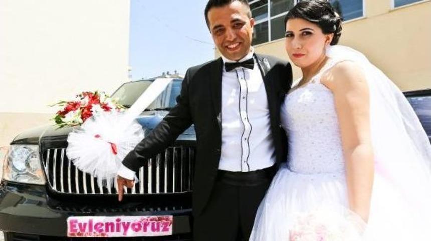 D&uuml;ğ&uuml;n Salonuna Gitmeden Gelinlik Ve Damatlıkla Oy Kullanmaya Geldiler